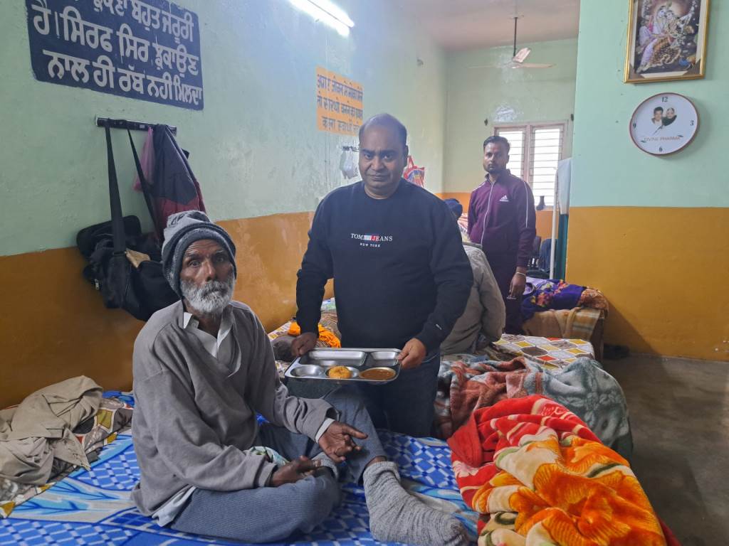 पुनीत गुप्ता ने जरूरतमंदों को लंगर बांटा
